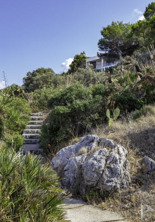 En Sicile, à l’est de Palerme, une maison d’inspiration moderniste en balcon sur la mer - photo  n°4